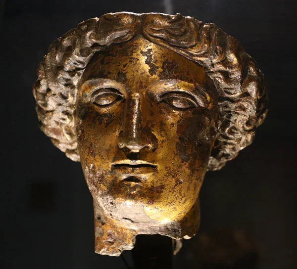 Primer Plano Una Estatua Bronce Una Diosa Griega Museo —  Fotos de Stock