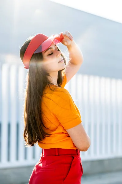 Kırmızı Şapkalı Pantolonlu Şık Bir Kadın Poz Veriyor — Stok fotoğraf