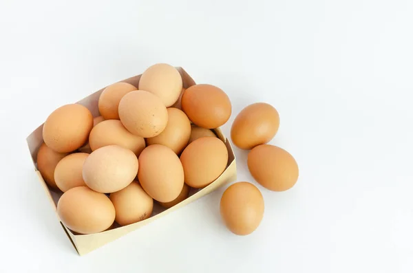 白い背景に隔離された新鮮な卵の箱 — ストック写真