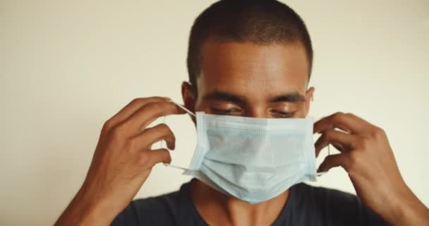 Ung Indian Man Bär Ansiktsmask — Stockvideo