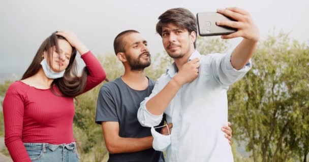 Groep Vrienden Het Park Aan Het Praten Selfie — Stockvideo