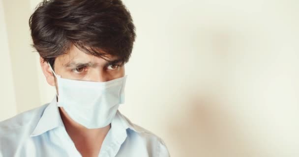 Giovane Medico Indiano Indossando Maschera — Video Stock