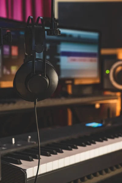 Una Toma Vertical Auriculares Profesionales Colgando Cerca Teclado Estudio — Foto de Stock