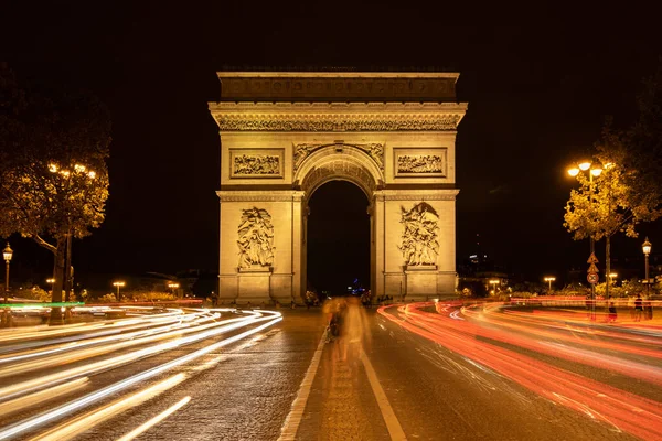 Híres Arc Triomphe Emlékmű Párizsban Közlekedési Lámpák Pályák Éjjel Franciaország — Stock Fotó