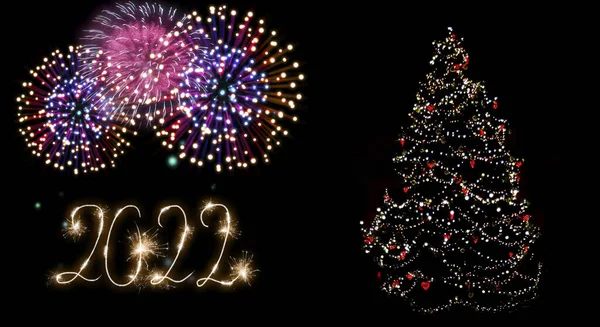 2022年的新年树 有模糊的Bokeh灯 黑色背景上有闪光的烟花 — 图库照片