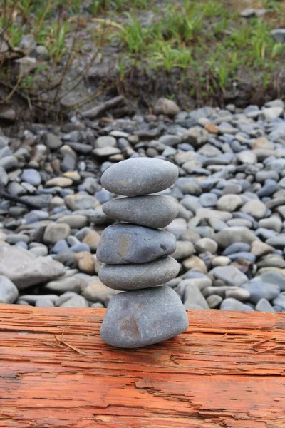 Une Pile Galets Parfaitement Équilibrés Sur Bois — Photo