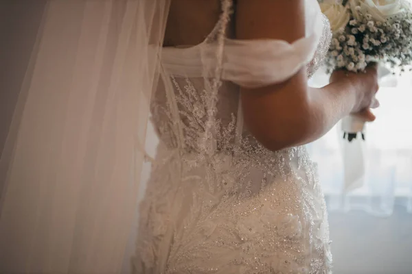 Tiro Close Uma Noiva Vestido Segurando Buquê Branco — Fotografia de Stock