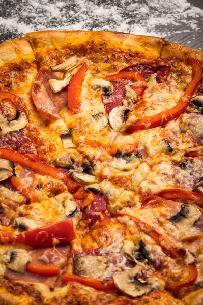 Close Uma Deliciosa Pizza Pepperoni Com Muito Queijo — Fotografia de Stock