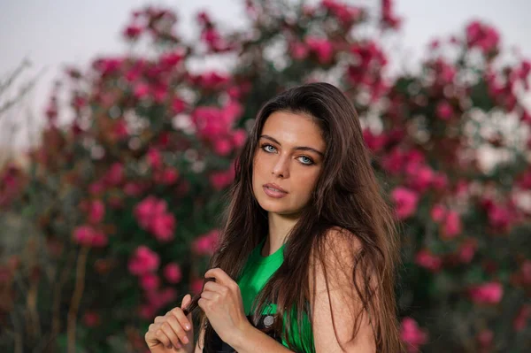 Una Atractiva Mujer Española Posando Cerca Del Árbol Con Flores —  Fotos de Stock