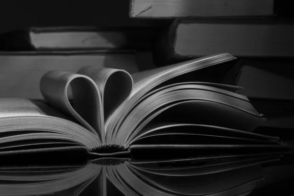 Bir Kalp Şeklinde Katlanmış Kitap Sayfalarının Yakın Çekimi — Stok fotoğraf