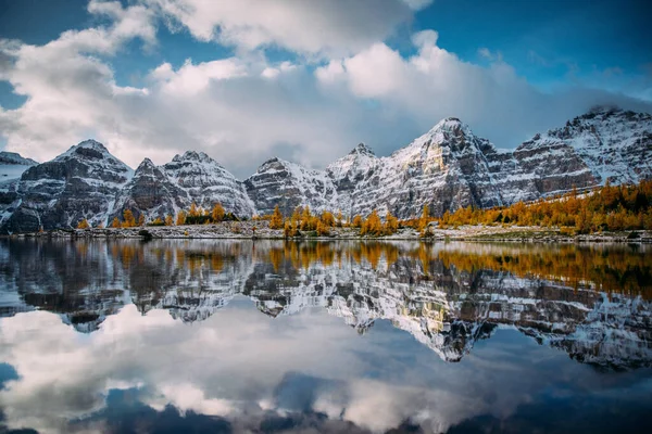 Uma Bela Vista Vale Dos Dez Picos Parque Nacional Banff — Fotografia de Stock