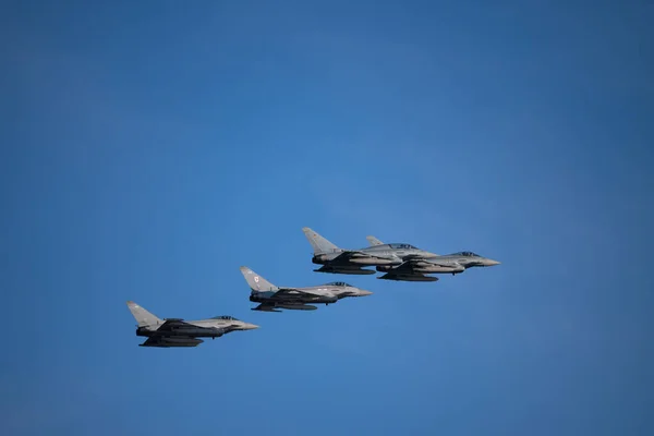Låg Vinkel Skott Tre Militära Flygplan Den Blå Klar Himmel — Stockfoto