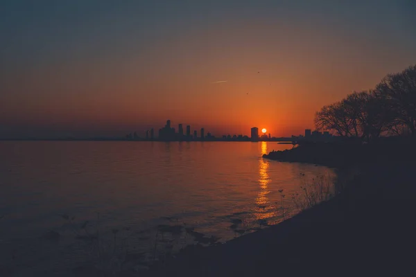 トロントの夕日の下でオンタリオ湖が輝く美しい景色 — ストック写真