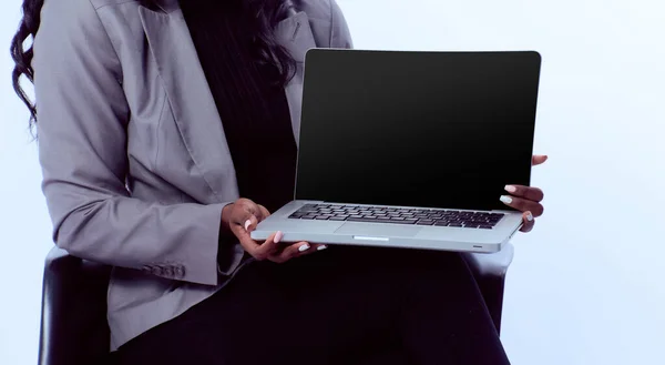 Een Vrouw Stoel Houdt Een Laptop Haar Knieën Uit — Stockfoto