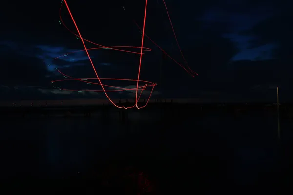 Červená Neonová Světla Nad Jezerem — Stock fotografie