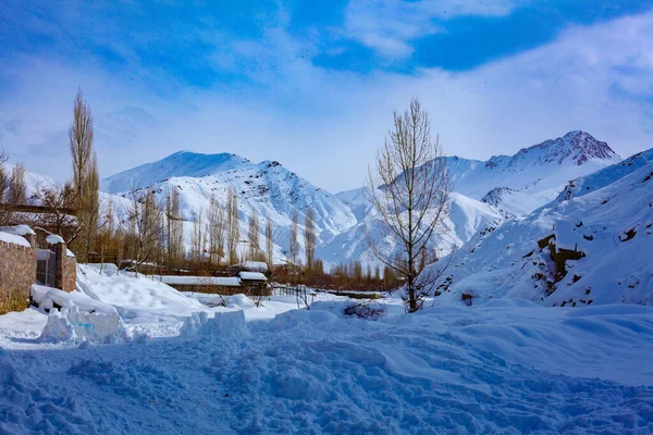 Een Prachtig Landschap Met Huisje Temidden Van Besneeuwde Bergen — Stockfoto