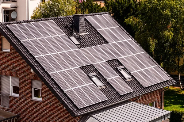 Moderní Obytná Budova Solárními Panely — Stock fotografie