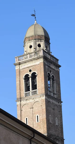 Tiro Vertical Uma Torre Sino Verona Itália — Fotografia de Stock