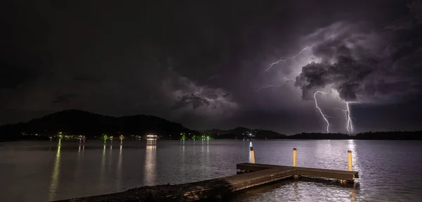 Ein Holzsteg Meer Unter Einem Dunklen Wolkenverhangenen Himmel Während Des — Stockfoto