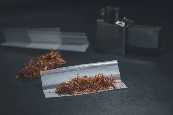 Δύο Στοίβες Καπνού Για Τσιγάρα Διαδικασία Παρασκευής Τσιγάρων — Φωτογραφία Αρχείου
