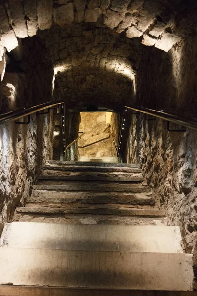 Tiro Vertical Túnel Que Conduz Uma Masmorra Subterrânea Medieval — Fotografia de Stock