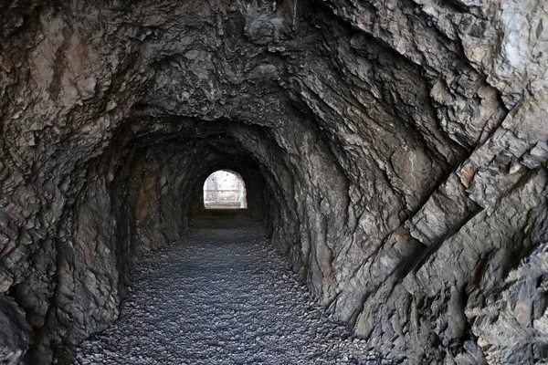 Dağlardaki Kayalara Oyulmuş Küçük Bir Tünel — Stok fotoğraf
