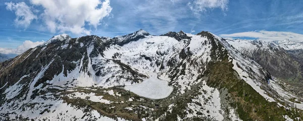 高山上的雪坡 供徒步旅行者使用 — 图库照片