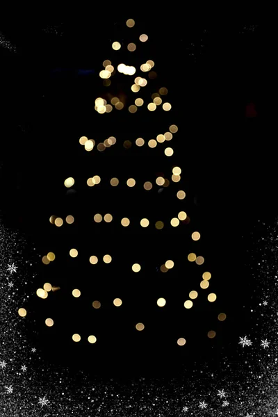 Nieuwjaarsboom Met Wazige Bokeh Lichten Glanzende Confetti Een Zwarte Achtergrond — Stockfoto
