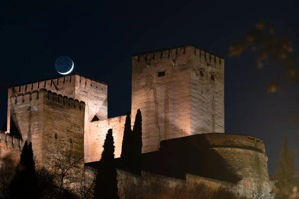 Granada Španělsko 2021 Noční Pohled Alhambru Měsícem Pozadí — Stock fotografie