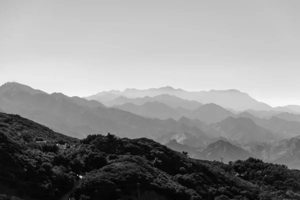 Ένα Μονόχρωμο Πλάνο Ομιχλώδη Στρώματα Οροσειράς Οριζόντιο Φόντο — Φωτογραφία Αρχείου