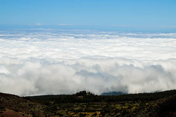 Eine Schöne Flauschige Wolkenlandschaft Über Den Bergen Mit Bäumen Auf — Stockfoto