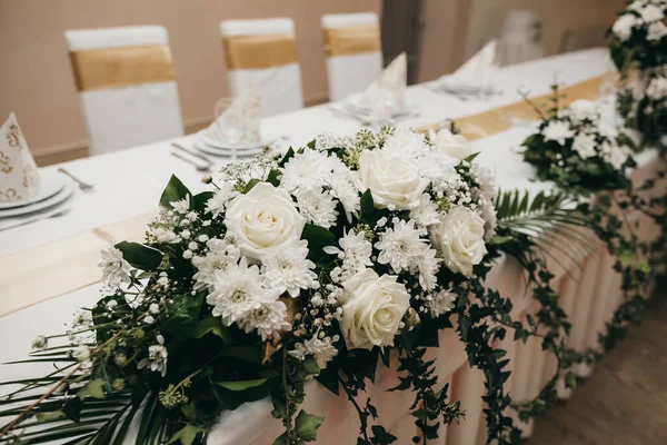 一个漂亮的白花布置在场地桌上 — 图库照片