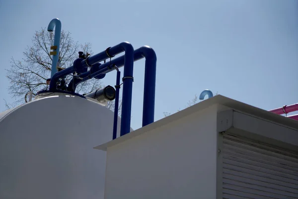 Tiro Ângulo Baixo Tubos Azuis Uma Fachada Edifício Branco — Fotografia de Stock