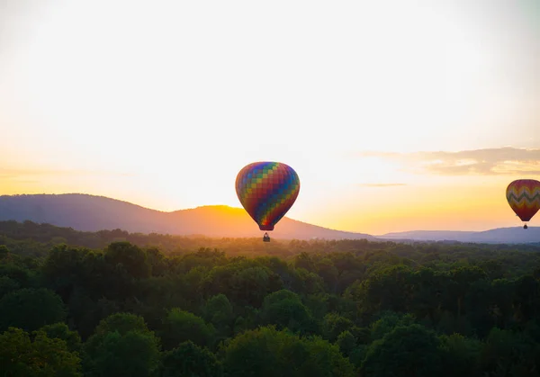 Una Vista Ipnotizzante Mongolfiere Colorate Nel Cielo Durante Tramonto — Foto Stock