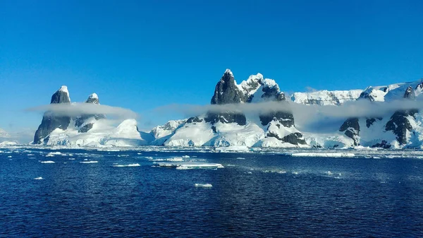 Uno Splendido Paesaggio Con Montagne Innevate Ghiacciai Antartide — Foto Stock