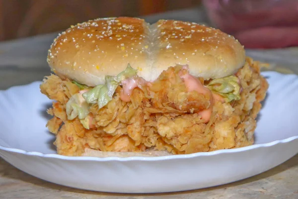 Close Hambúrguer Grande Com Batatas Fritas Frango Prato Branco — Fotografia de Stock