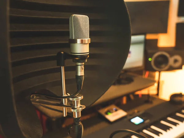 Een Professionele Opname Microfoon Buurt Van Een Toetsenbord Een Studio — Stockfoto