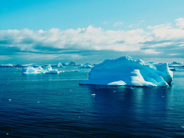 Piękny Krajobraz Śnieżnymi Górami Lodowcami Antarktydzie — Zdjęcie stockowe