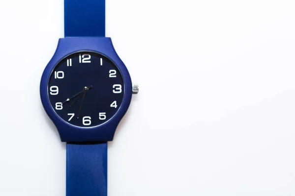 Reloj Minimalista Azul Aislado Sobre Fondo Blanco Espacio Para Copiar — Foto de Stock