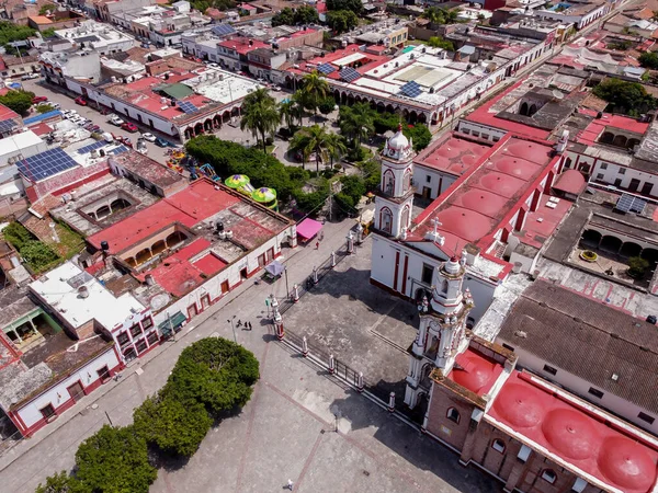 圣加布里埃尔大教堂和墨西哥哈利斯科州Tecolotlan市Tamazulita的城市景观 — 图库照片