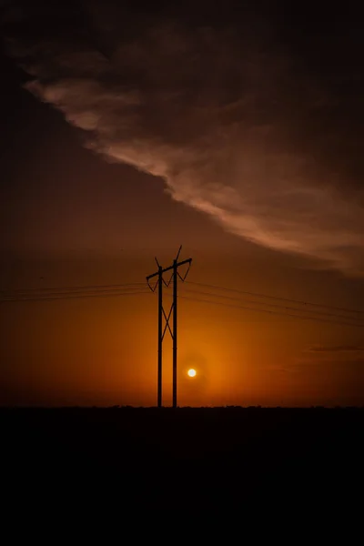Pionowe Ujęcie Wieży Transmisyjnej Podczas Zachodu Słońca — Zdjęcie stockowe
