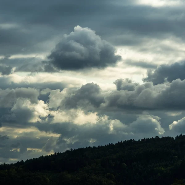 Eine Schöne Aufnahme Großer Blauer Wolken Über Einem Hügel — Stockfoto