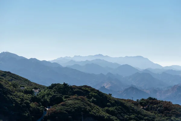 Uma Bela Paisagem Camadas Nebulosas Cordilheira Fundo Horizontal — Fotografia de Stock