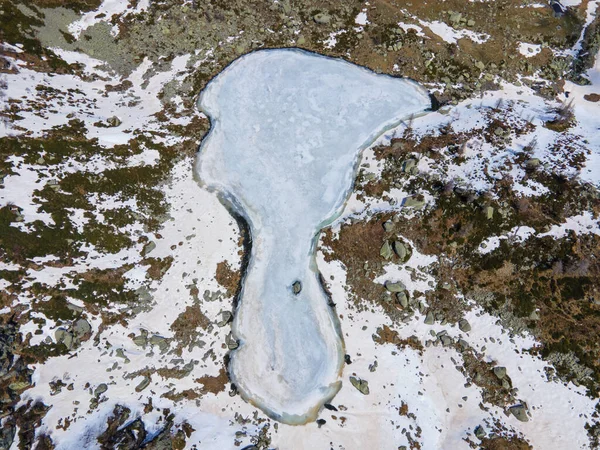 Μια Εναέρια Λήψη Μιας Παγωμένης Λίμνης Που Περιβάλλεται Από Ψηλά — Φωτογραφία Αρχείου