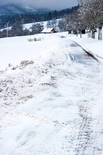 Eine Vertikale Aufnahme Einer Verschneiten Straße Mit Bergen Hintergrund Die — Stockfoto