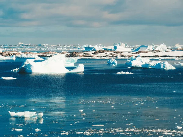 Ett Vackert Landskap Med Snöiga Berg Och Glaciärer Antarktis — Stockfoto
