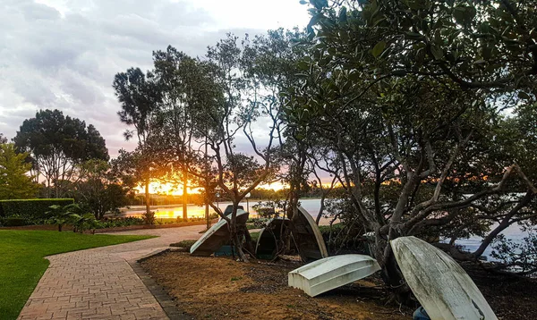 Gamla Fiskebåtar Kvar Vid Stranden Vid Solnedgången — Stockfoto