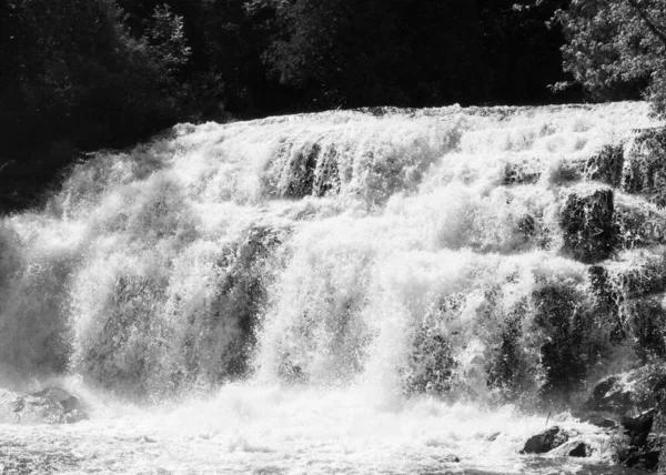 Eine Monochrome Aufnahme Eines Breiten Schäumenden Wasserfalls Der Wald Einen — Stockfoto