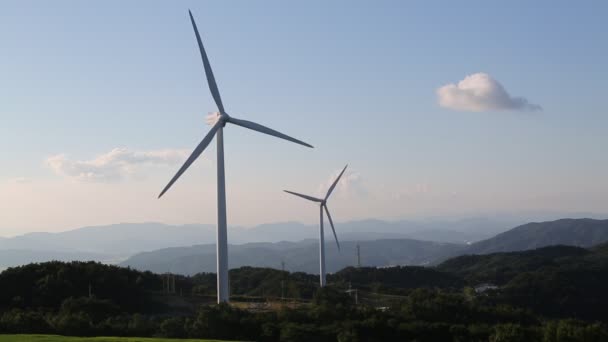 山上的风力涡轮机 — 图库视频影像