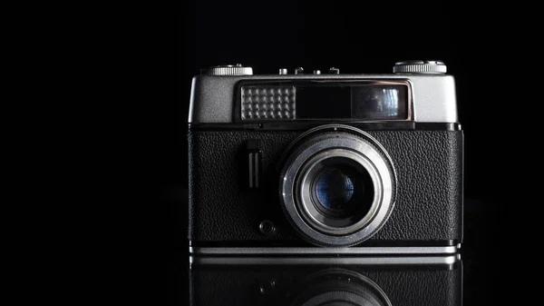 Ένα Κοντινό Πλάνο Μιας Ρετρό Κάμερας Που Απομονώνεται Μαύρο Φόντο — Φωτογραφία Αρχείου